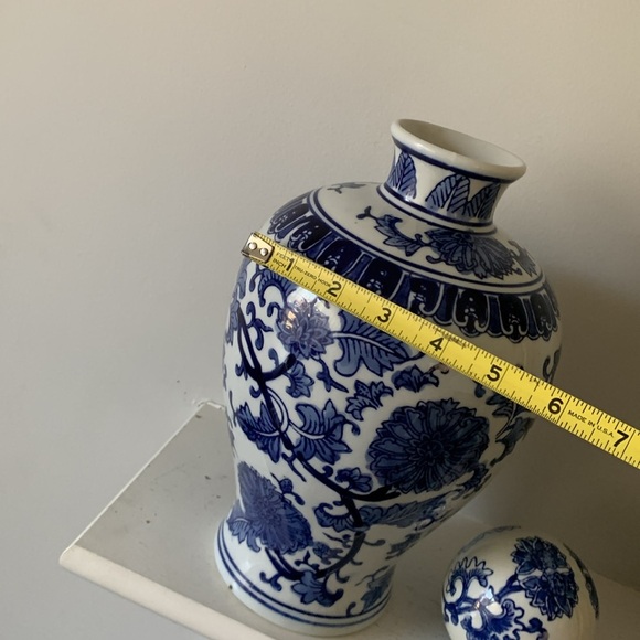 Chinoiserie Elegant Blue and White Floral Accent Vase ceramic new home decor - Picture 11 of 11